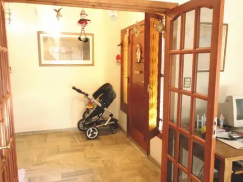 CIUDAD JARDIN.  Casa de 5 ambientes.  Posibilidad de tomar m