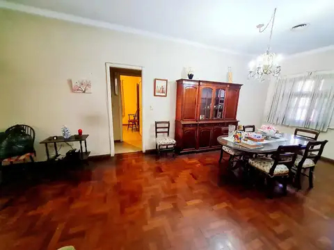Casa en Venta con 4 cocheras