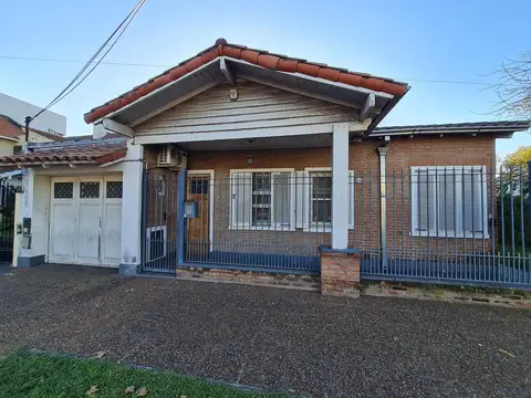 Luminosa Casa en esquina con parque, Excelente ubicación!
