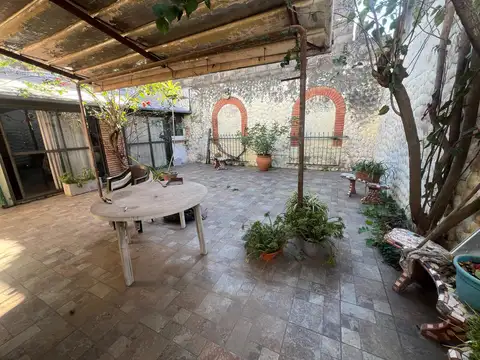VENTA CASA DE PLANTA BAJA EN PH CON PATIO SECO, QUINCHO Y COCHERA EN TIRO SUIZO