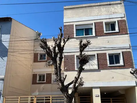 depto tipo casa  dos amb. con cochera cubierta y parque