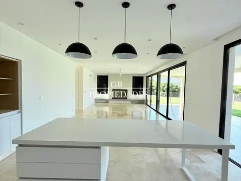 Casa en Venta con 4 cocheras