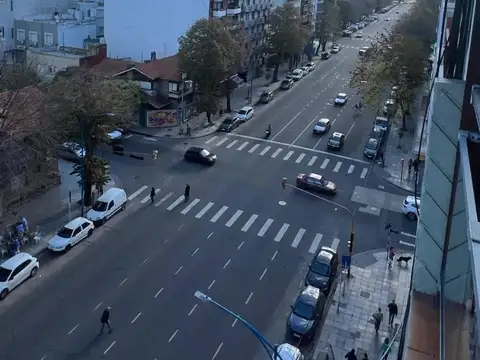 Excelente 4 ambientes c/dependencia, balcón y vista Av. Colo