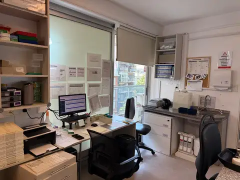 Oficina en piso alto con 2 cocheras con Excelente RENTA - Inquilino: Laboratorio - Zona 10 puntos