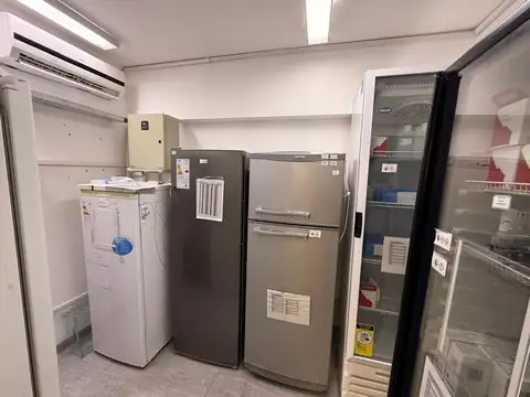 Oficina en piso alto con 2 cocheras con Excelente RENTA - Inquilino: Laboratorio - Zona 10 puntos