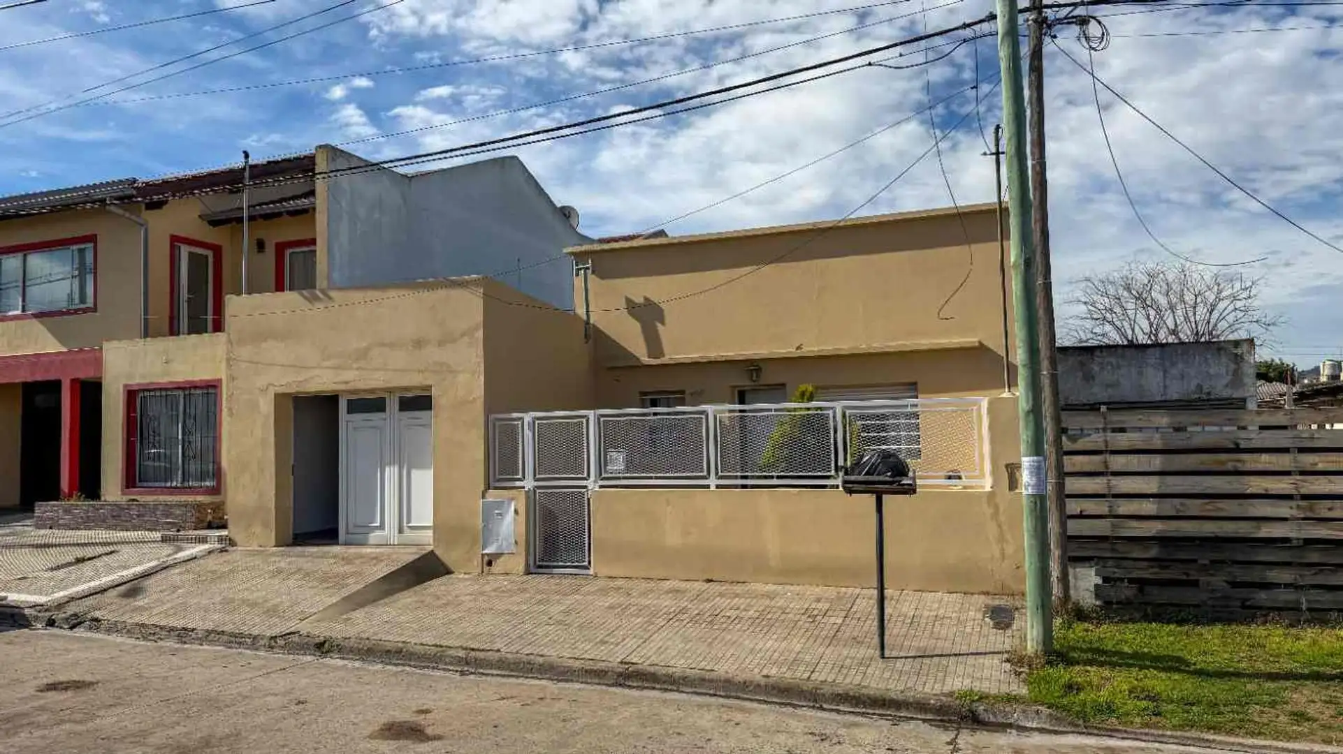 CASA 2 DORMITORIOS CON QUINCHO Y PARQUE