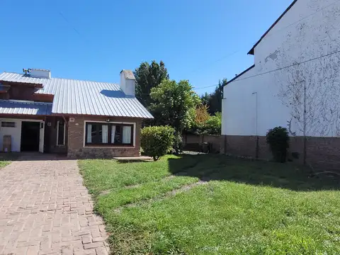 Casa en Venta con 2 cocheras