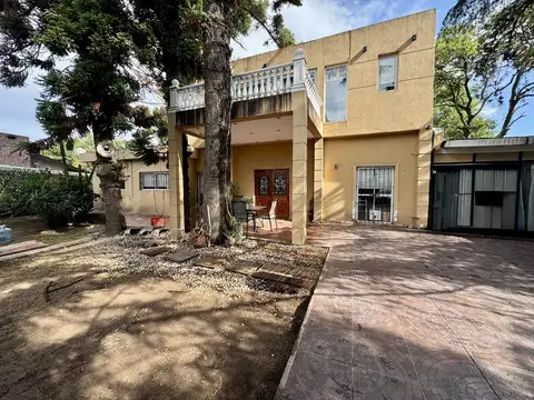 VENTA / PERMUTA EXCELENTE CASA 5 AMBIENTES   PILETA / BARRIO EL TATO