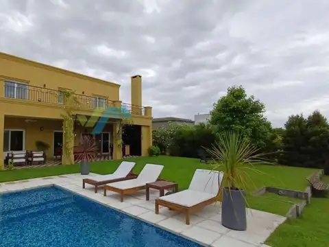 Casa en Venta con 3 cocheras