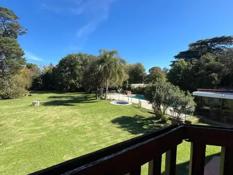 Casa en Alquiler con 4 cocheras