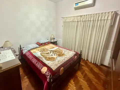 Casa 8 ambientes con 3 baños