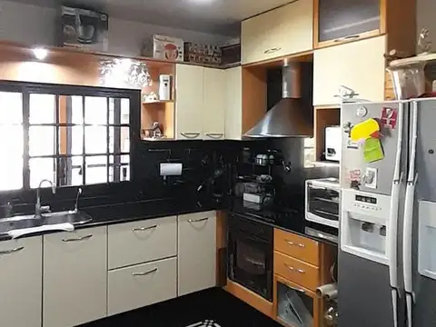 Casa 5 ambientes con 2 baños