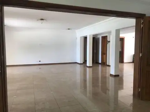 Casa en Alquiler con 1 cochera