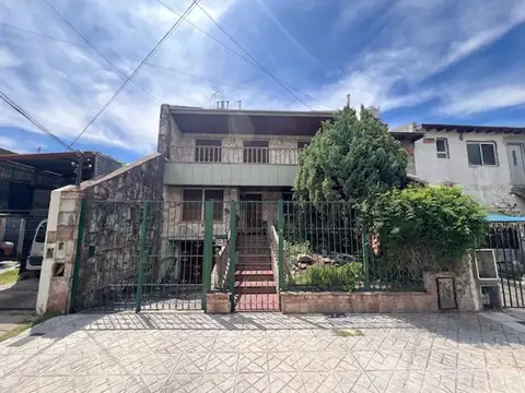 VENTA CHALET DE CATEGORIA 5 AMB. QUINCHO Y FONDO