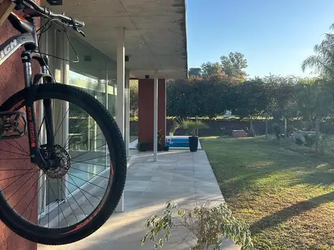 Casa en Alquiler con 4 cocheras