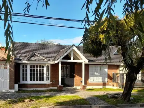 Casa en venta - 3 Dormitorios 2 Baños - 140Mts2 - Monte Grande