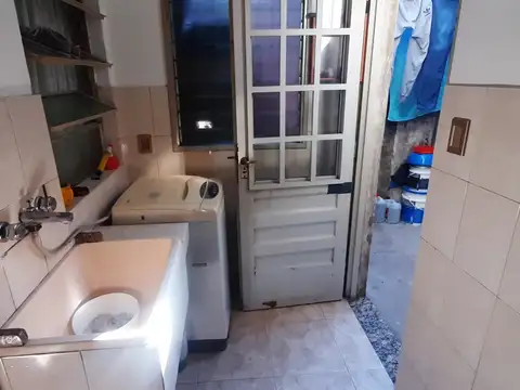 Dos casas de 2 y 4 amb con cohera pasante y fondo sobre lote de 270m2