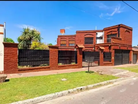 CASA CON PILETA