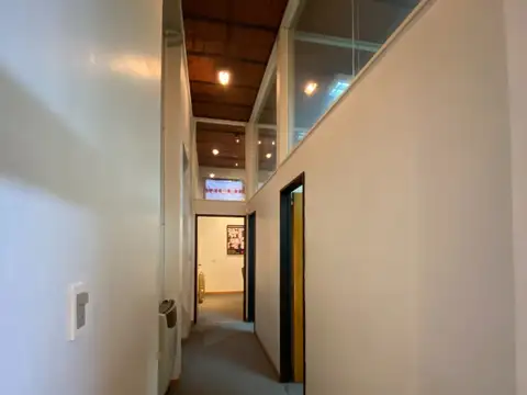 Venta de amplias oficinas con deposito