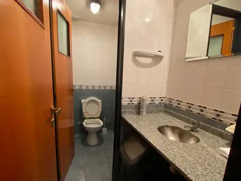 Oficina 5 ambientes con 1 baño