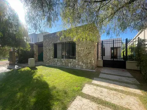 CASA EN VENTA BARRIO PINARES DE FURLOTTI MAIPU