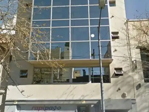 EXELENTE OFICINA AMPLIA CON PRIVADO Y BALCON AL FRENTE 105MT
