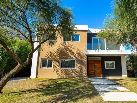 Casa  en Venta en Barrio Santa Guadalupe, Pilar del Este, Pilar