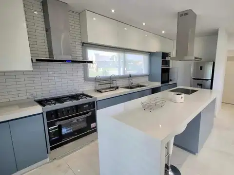 Casa 5 ambientes con 4 baños