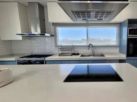 Casa en Alquiler Temporal con 3 cocheras