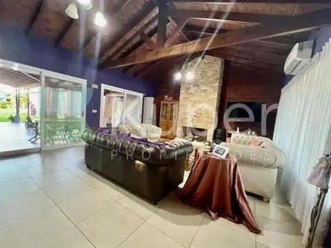 Casa en Venta con 2 cocheras