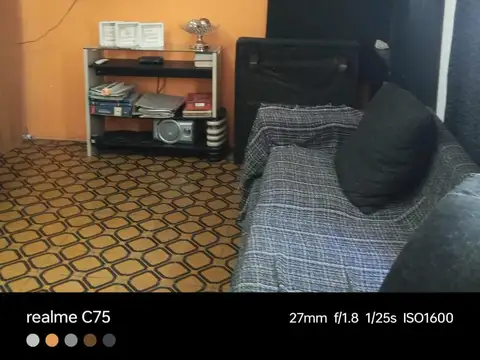 Casa 8 ambientes con 2 baños