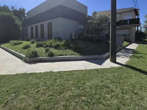Venta Casa 3 ambientes jardín cochera y depto anexo en Claromeco