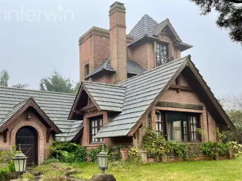 Casa - 6 ambientes jardin - CARILO - VENTA