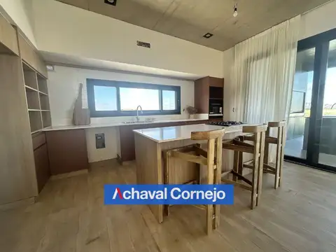 Casa 5 ambientes con 4 baños