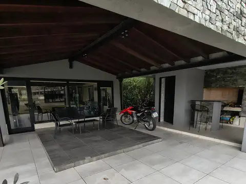 Casa 6 ambientes con 4 baños