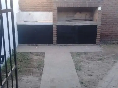 Casa en Alquiler con 2 cocheras