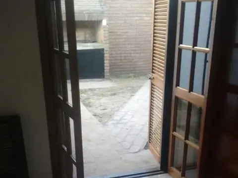 CASA EN ALQUILER, DOS DORMITORIOS, C/ PATIO Y COCHERA