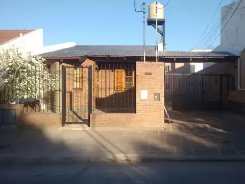 CASA EN ALQUILER, DOS DORMITORIOS, C/ PATIO Y COCHERA