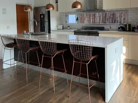 Casa en Venta con 6 cocheras