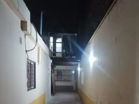 Casa 7 ambientes con 2 baños