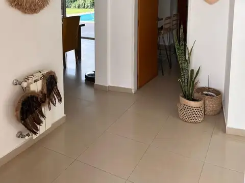 Casa en Alquiler con 4 cocheras