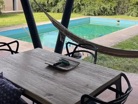 Alquiler Casa tres dorm. con piscina B° La Zagala