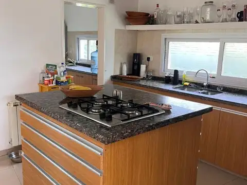 Casa 6 ambientes con 2 baños