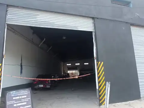 Galpón de grandes dimensiones sobre avenida