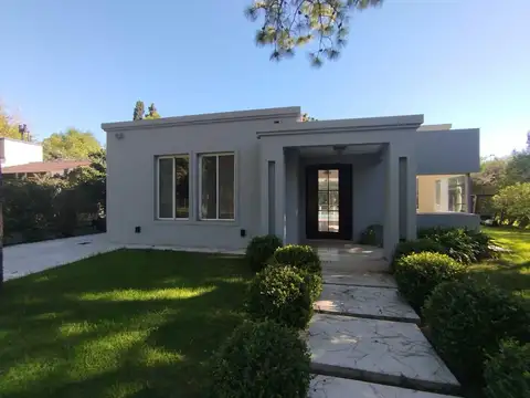 Casa en Venta con 2 cocheras