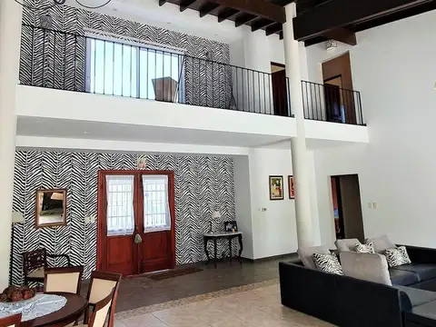 Casa 8 ambientes con 4 baños