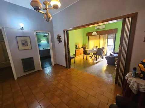 Casa 4 ambientes con 2 baños