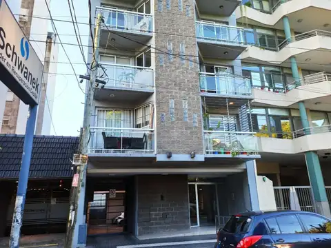 VENTA DE EXCELENTE DEPTO. 2 AMBIENTES CON BALCÓN Y COCHERA
