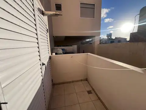 Dúplex en alquiler, 2 dorm. con cochera. La Plata