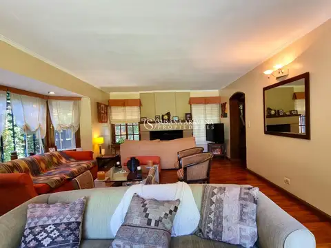 Casa en Venta con 3 cocheras
